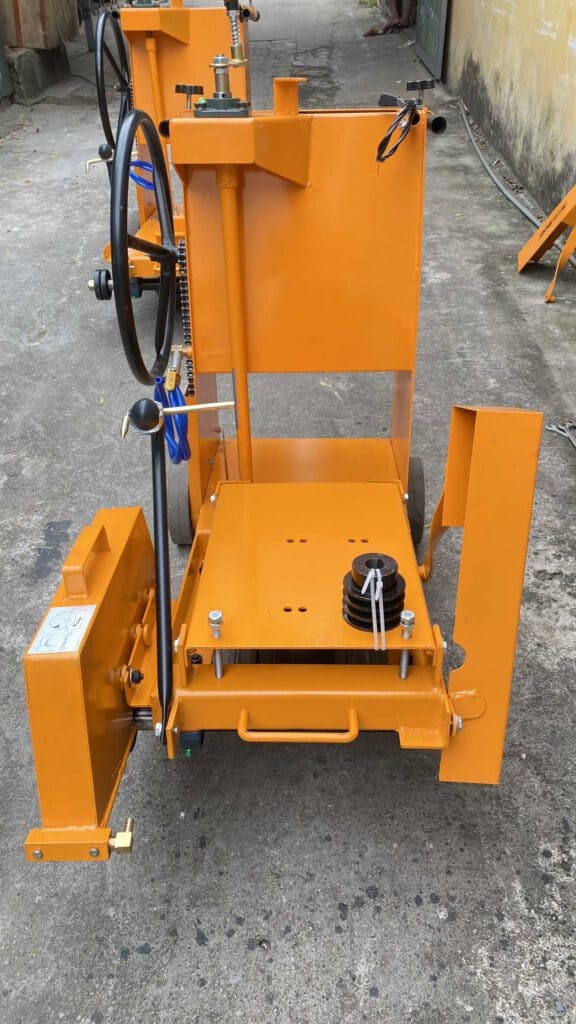 MÁY CẮT BÊ TÔNG KC12-HUYNDAI HGE200-10CM