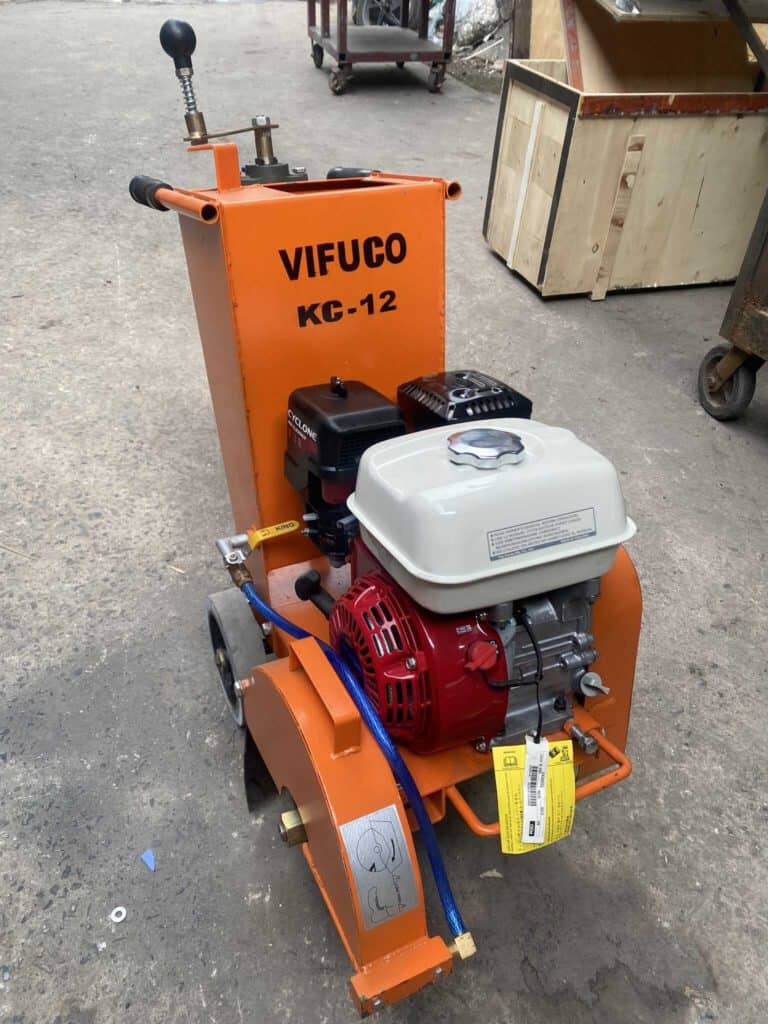 MÁY CẮT BÊ TÔNG KC12M-HE (HUYNDAI HGE200-8CM)