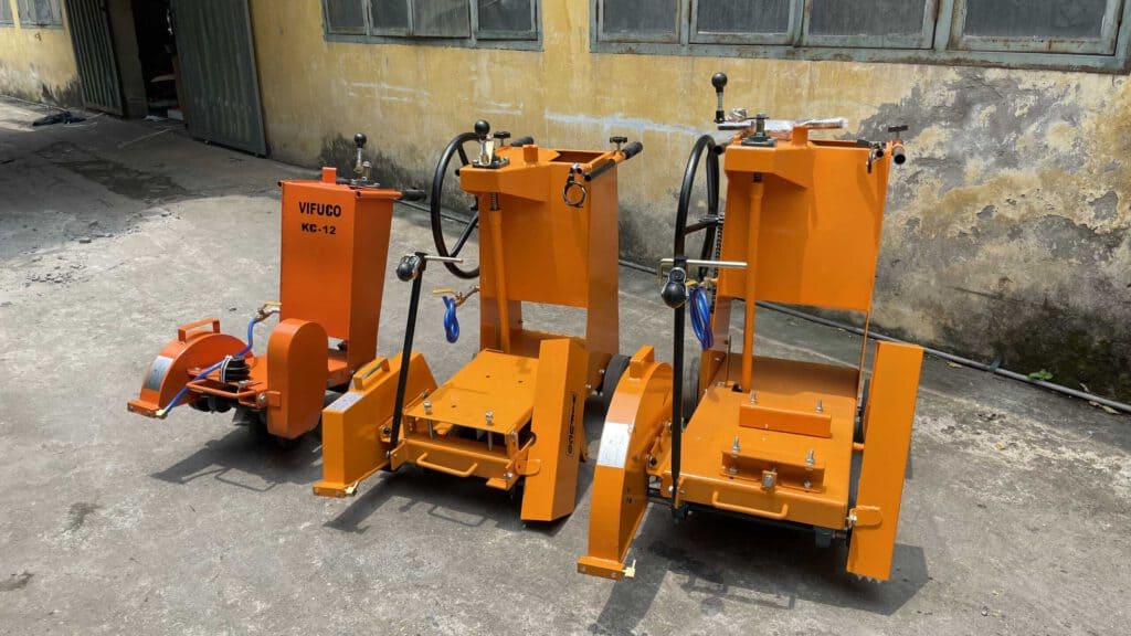 MÁY CẮT BÊ TÔNG KC12-HUYNDAI HGE200-10CM