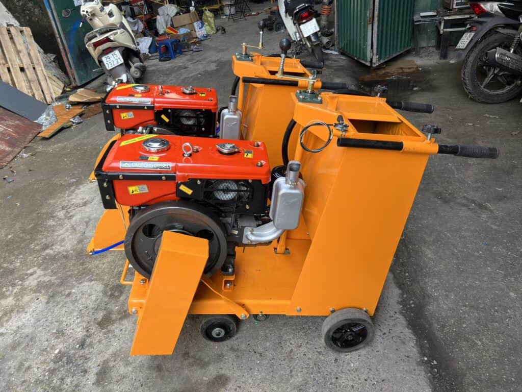 MÁY CẮT BÊ TÔNG KC24 - DIESEL D8 NƯỚC - 20CM