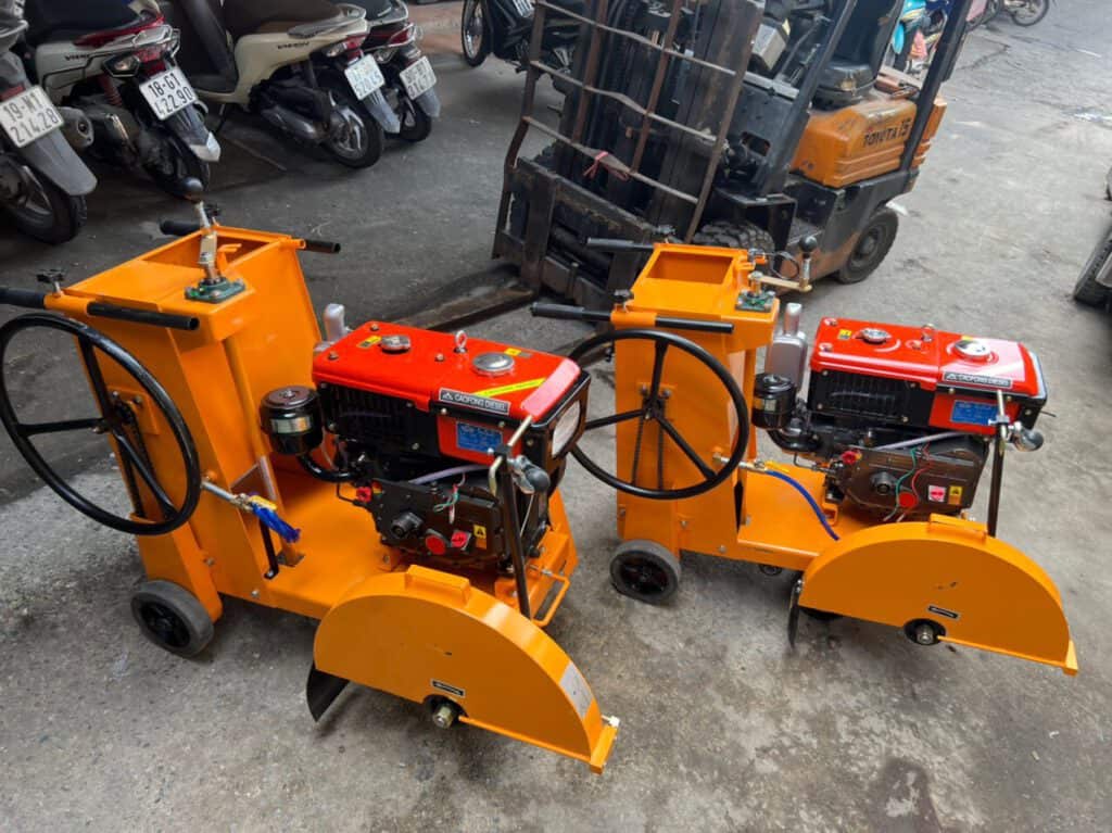 MÁY CẮT BÊ TÔNG KC24 - DIESEL D8 NƯỚC - 20CM