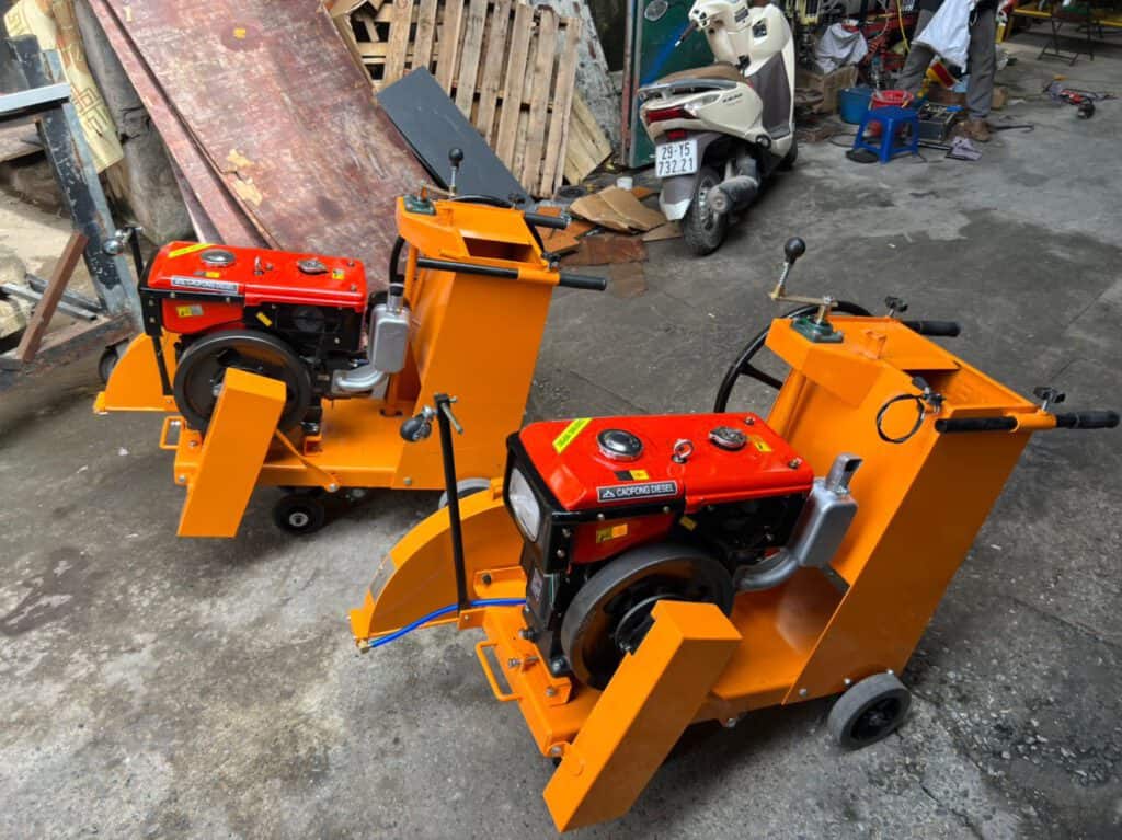 MÁY CẮT BÊ TÔNG KC24 - DIESEL D8 NƯỚC - 20CM