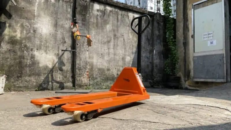 Bàn giao xe nâng tay đến khách hàng trên toàn quốc