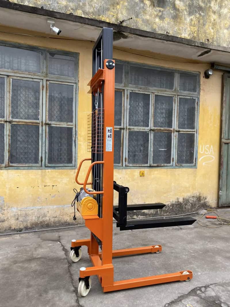 Linh hoạt chọn thuê xe nâng tay có tải trọng phù hợp nhu cầu công việc